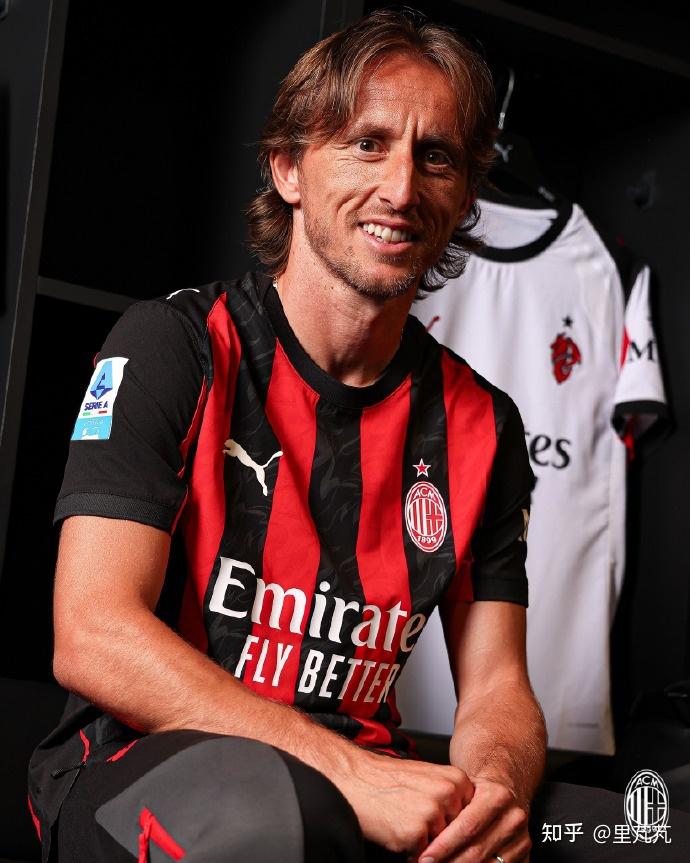 拓记：克林根争抢篮板后一瘸一拐走向替补席，赛前左小腿就有挫伤