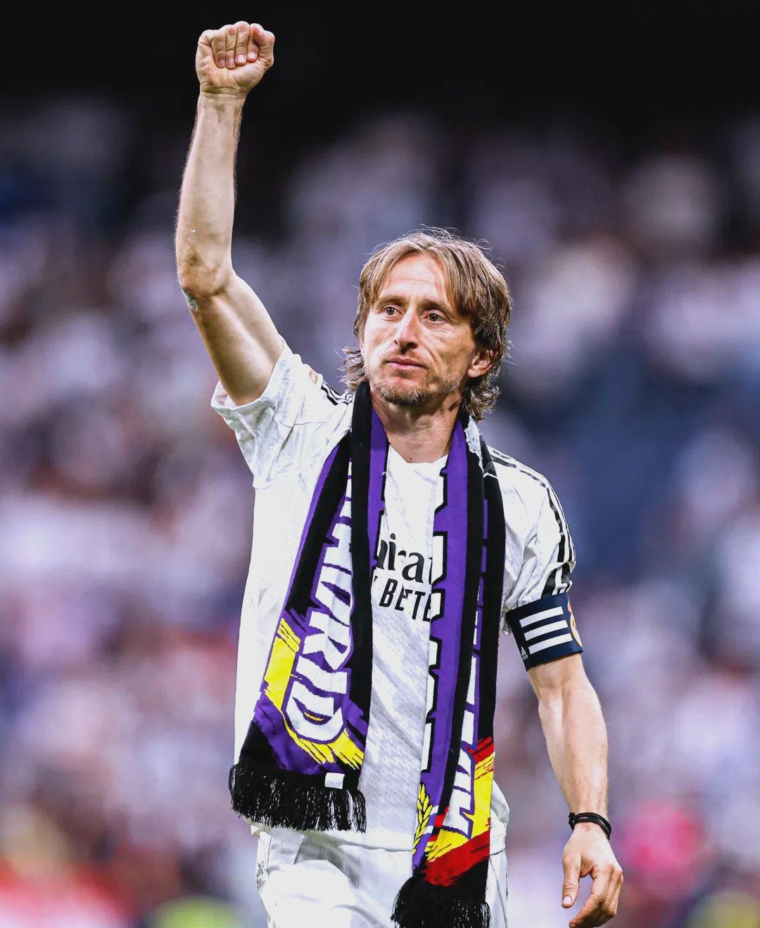 绿帽哥：皇马对阿诺德的表现极为不满，32万欧周薪却频受伤