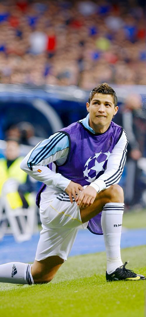 年终大战决赛实时赛况：姆巴佩暂领先C罗248票，火拼持续中（年终终极对决直播：姆巴佩暂以248票优势领先C罗，激战正酣）