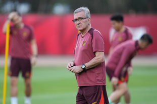 手感火热！里夫斯半场8中6贡献19分5篮板