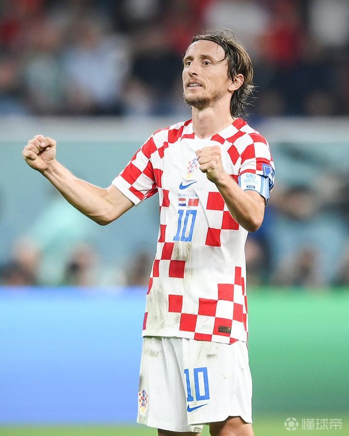 韦世豪：比赛尾声的点球太牵强，染红发为了在假期换个心情